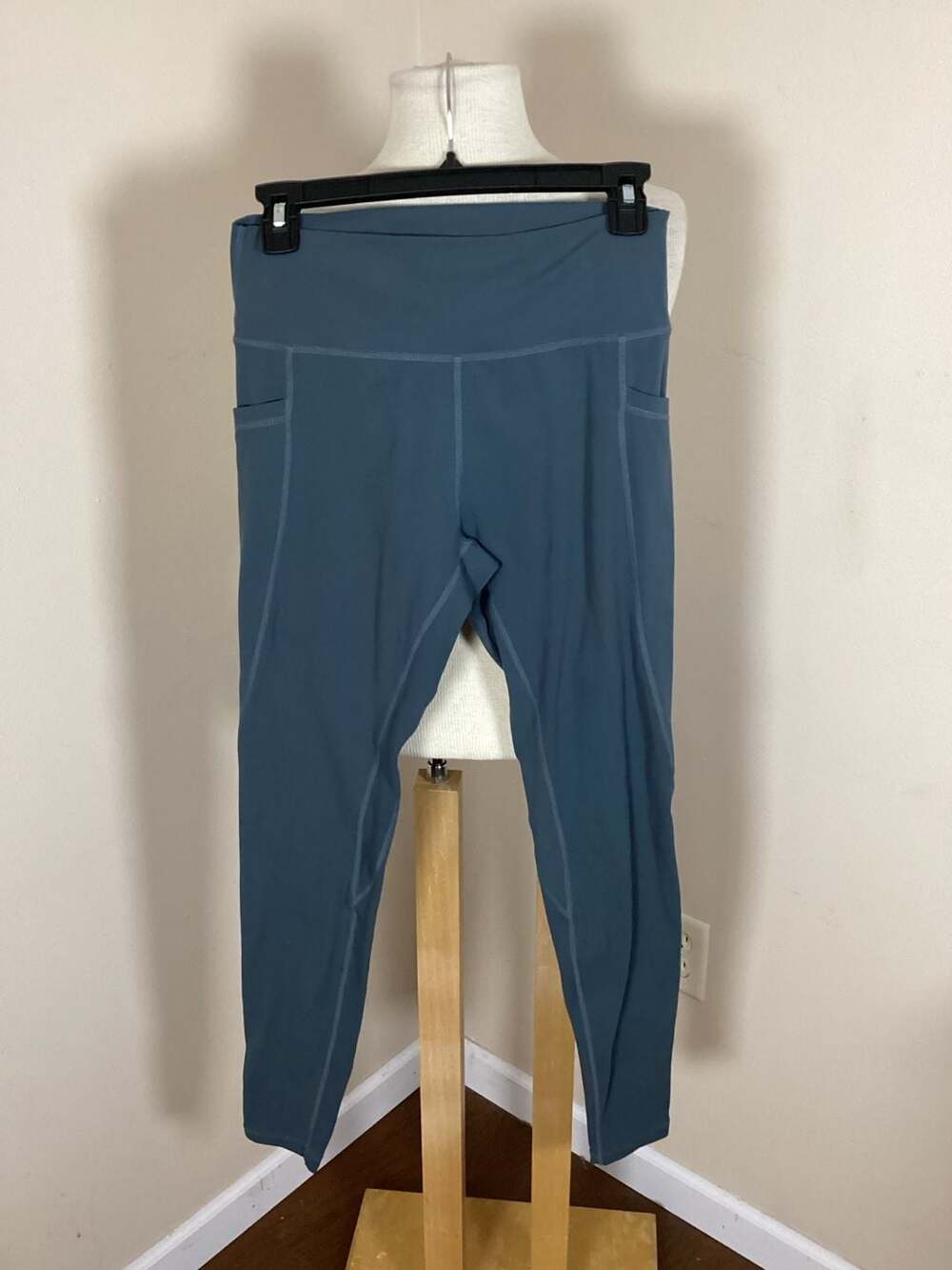 Three Nails Women's High-Rise Pocket Leggings in Ocean Blue